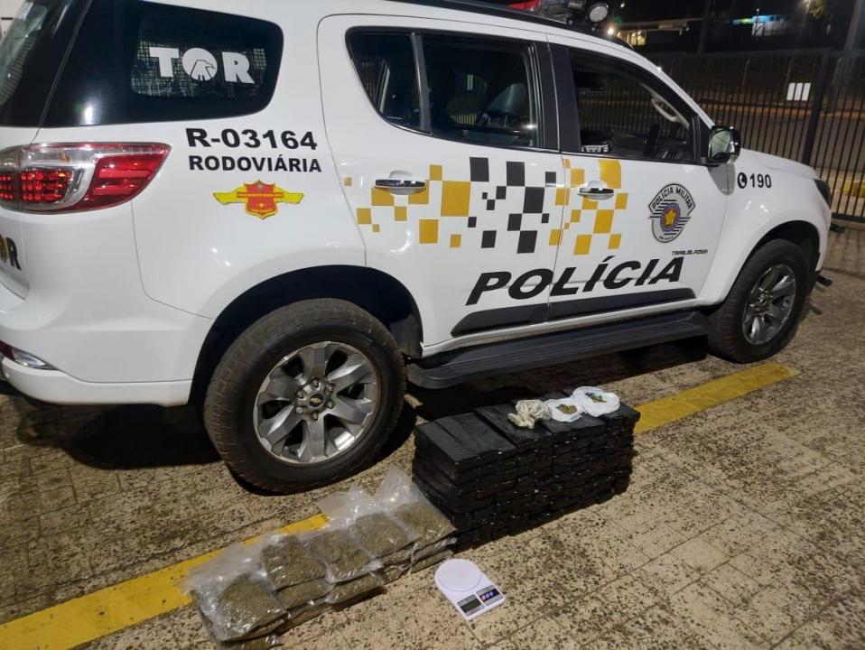 Foto 2 de 3 — Homem é preso transportando mais de 90 tijolos de maconha, na SP-255 em Araraquara